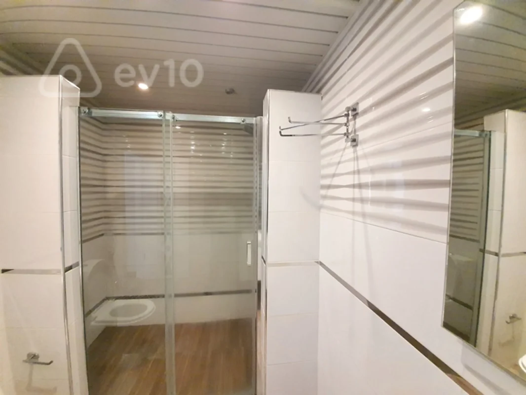 Kirayə verilir 4 otaqlı köhnə tikili 170 m²