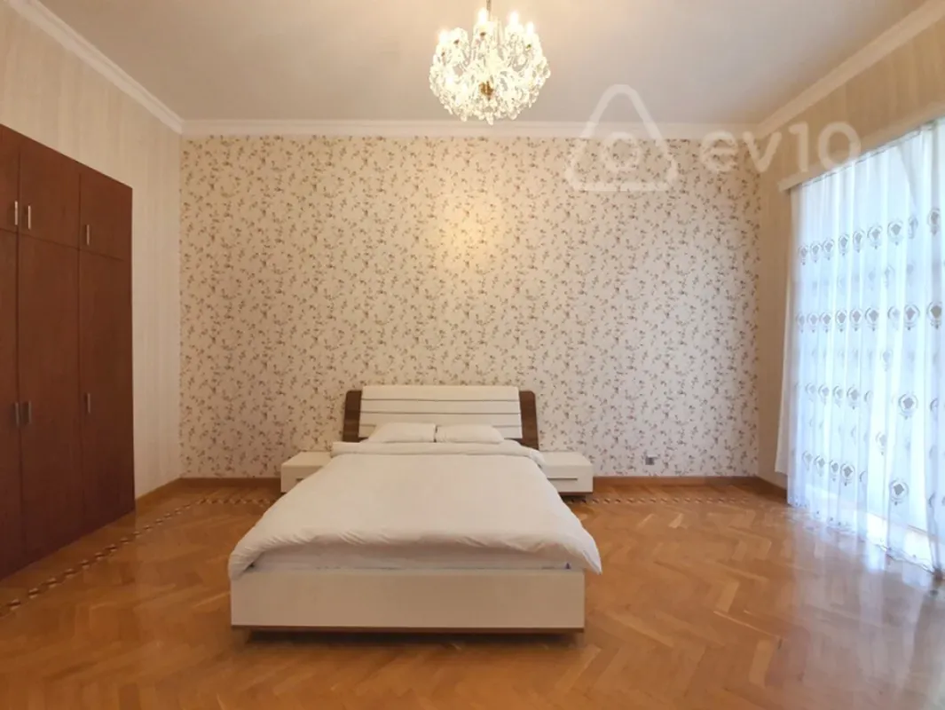 Kirayə verilir 4 otaqlı köhnə tikili 170 m²