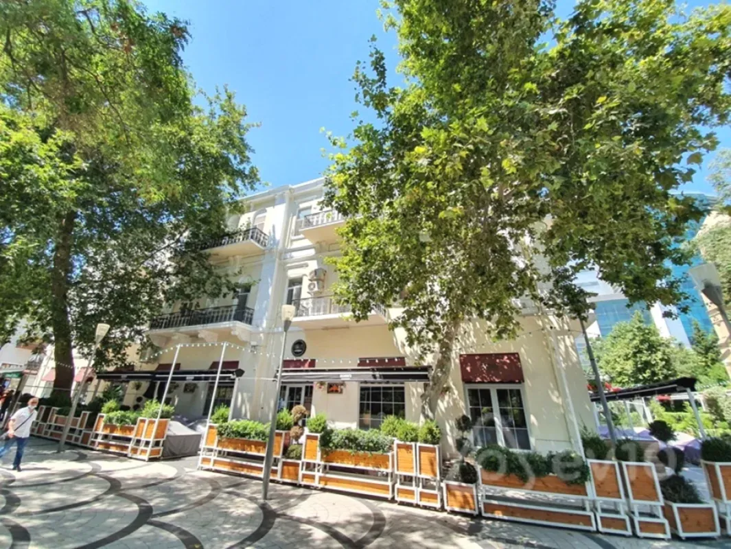 Kirayə verilir 4 otaqlı köhnə tikili 170 m²