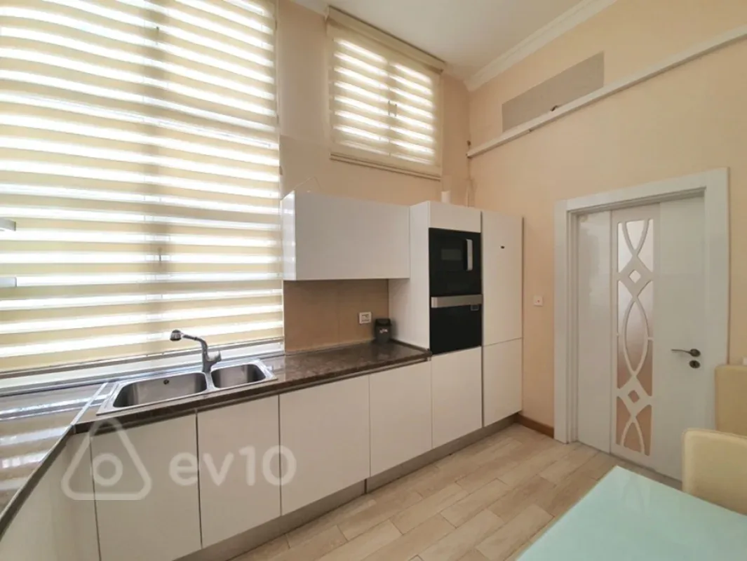 Kirayə verilir 4 otaqlı köhnə tikili 170 m²
