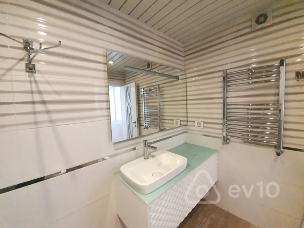 Kirayə verilir 4 otaqlı köhnə tikili 170 m²