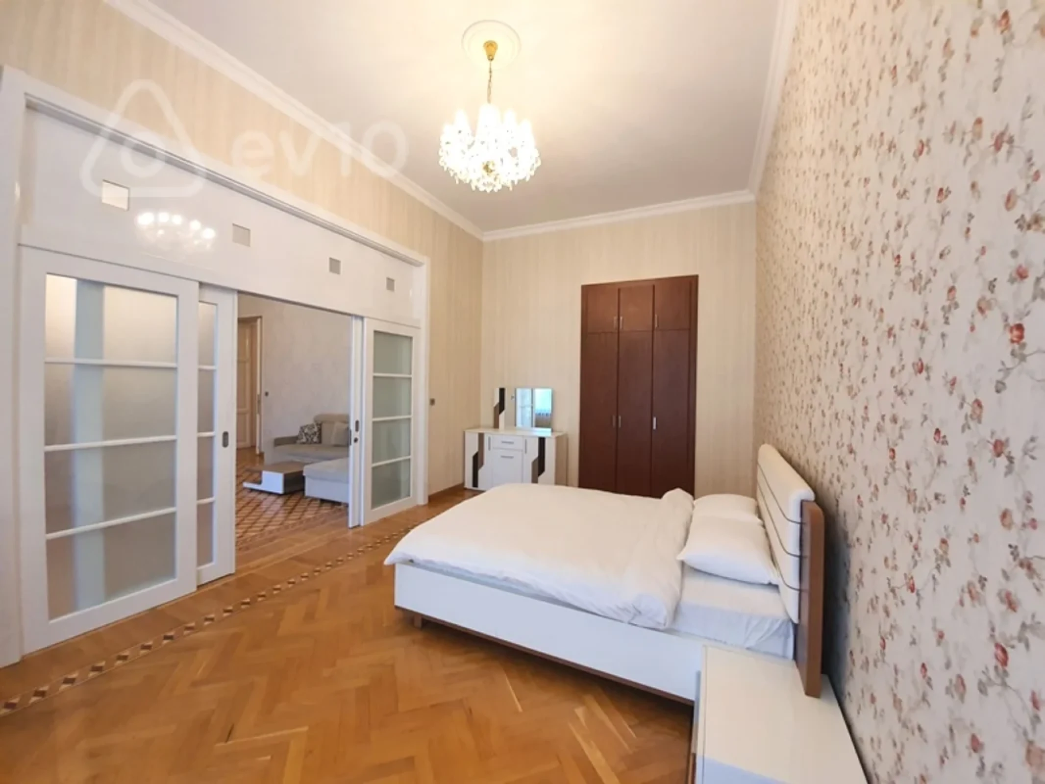 Kirayə verilir 4 otaqlı köhnə tikili 170 m²