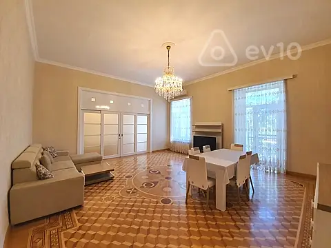 Kirayə verilir 4 otaqlı köhnə tikili 170 m²