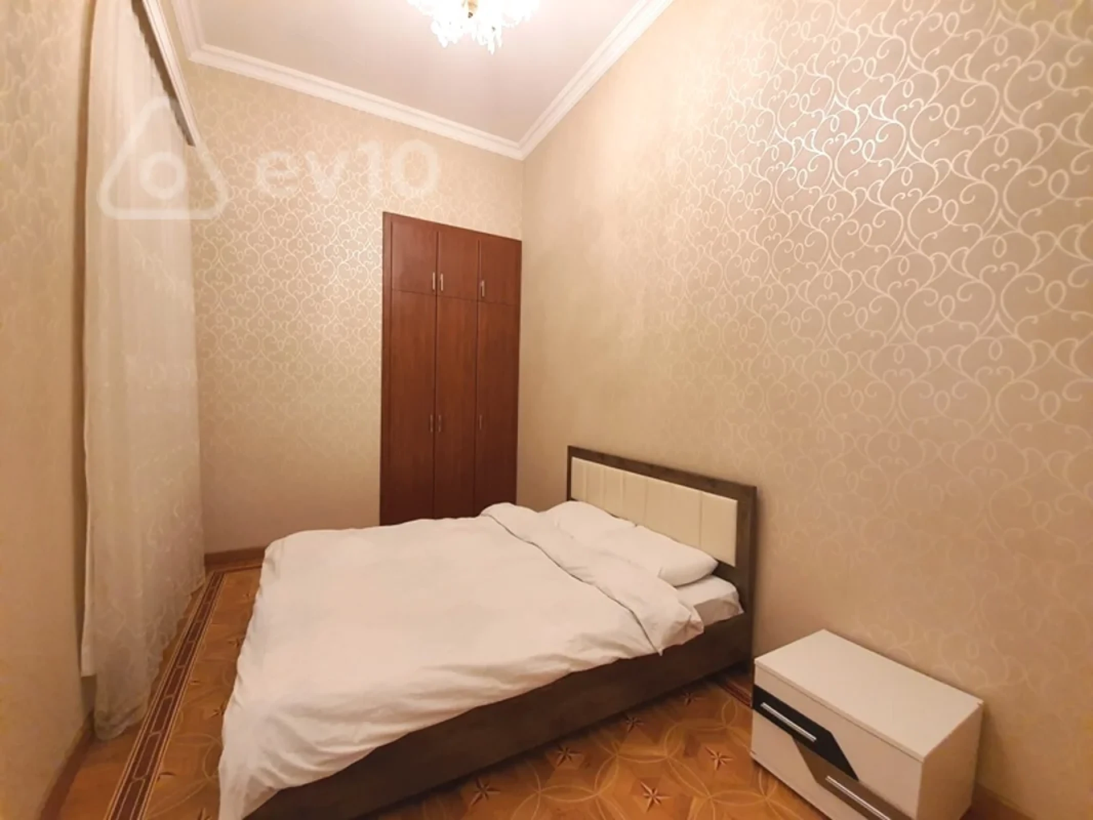 Kirayə verilir 4 otaqlı köhnə tikili 170 m²