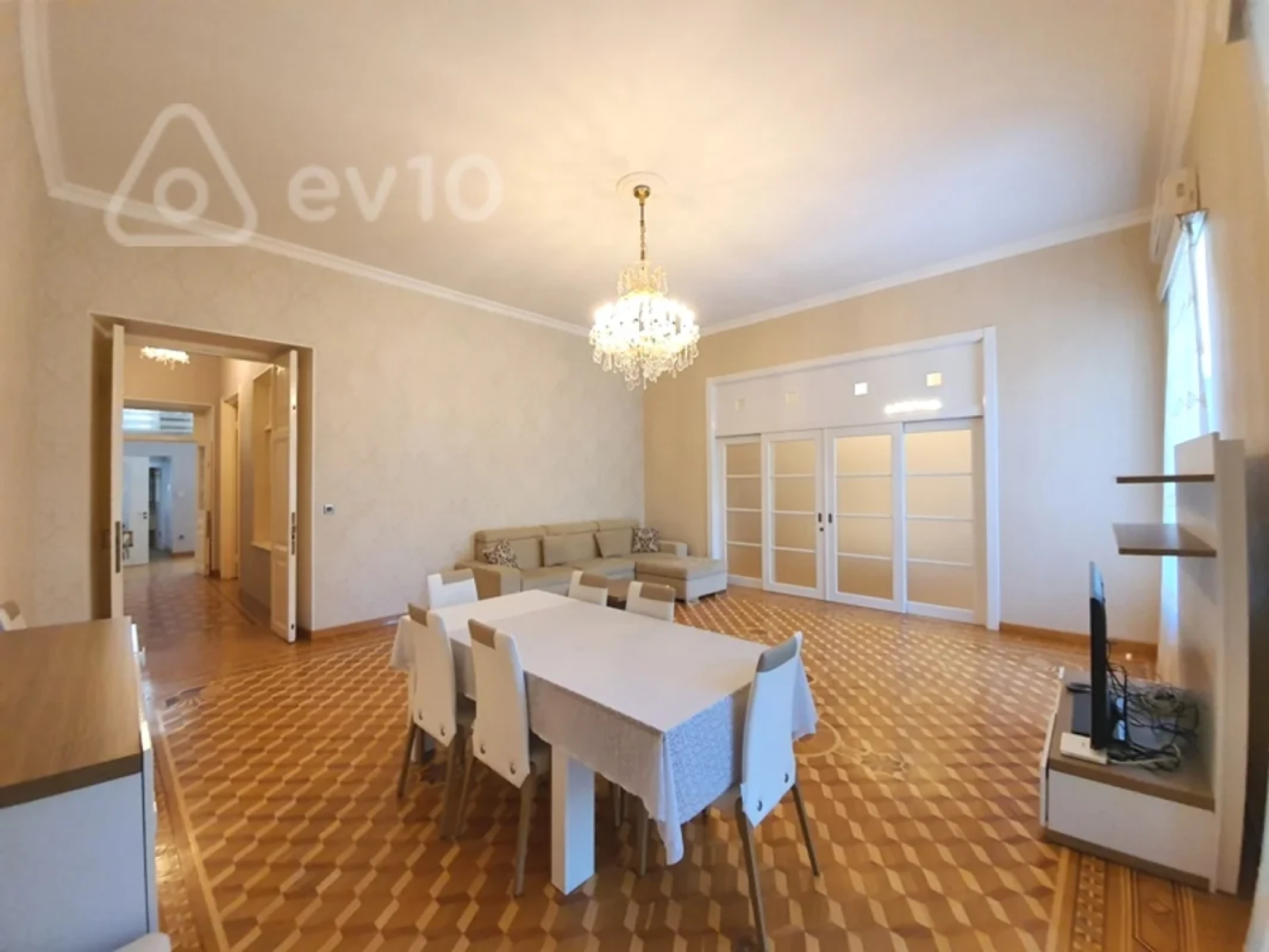 Kirayə verilir 4 otaqlı köhnə tikili 170 m²