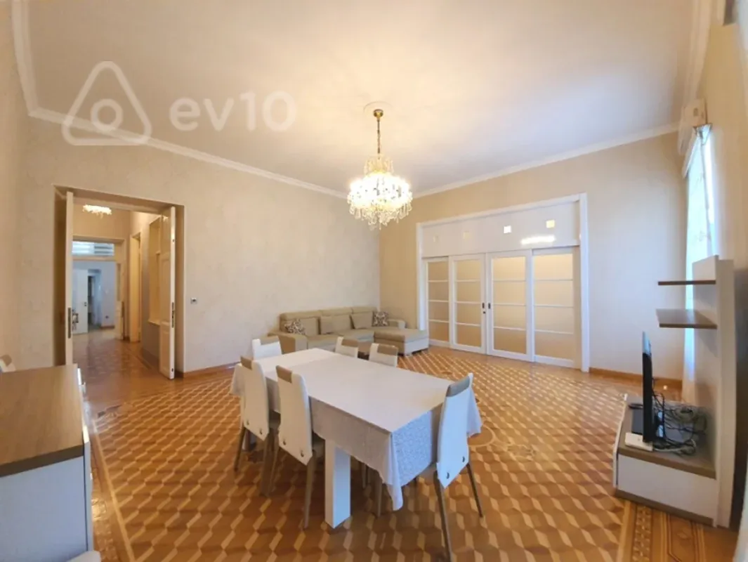 Kirayə verilir 4 otaqlı köhnə tikili 170 m²