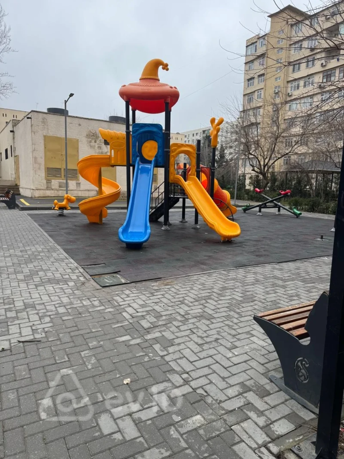 Satılır 5 otaqlı köhnə tikili 120 m²