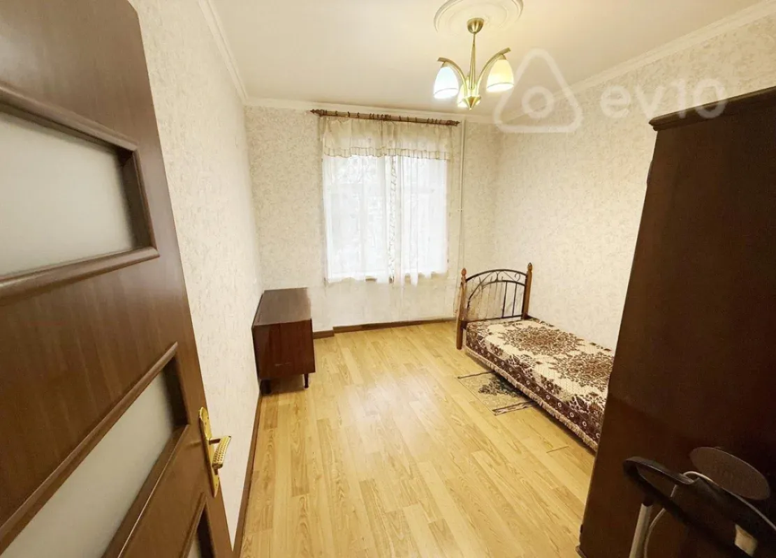 Satılır 4 otaqlı köhnə tikili 105 m²