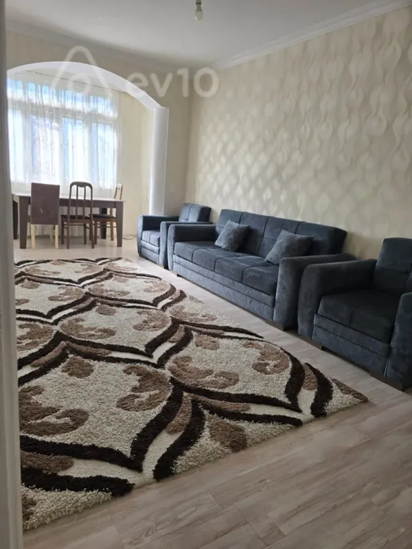 Satılır 4 otaqlı köhnə tikili 100 m²
