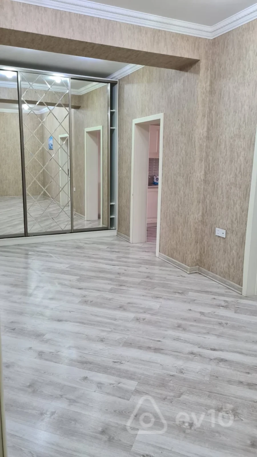 Kirayə verilir 3 otaqlı yeni tikili 140 m²