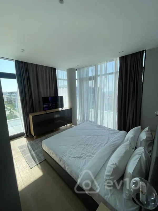 Kirayə verilir 3 otaqlı yeni tikili 145 m²