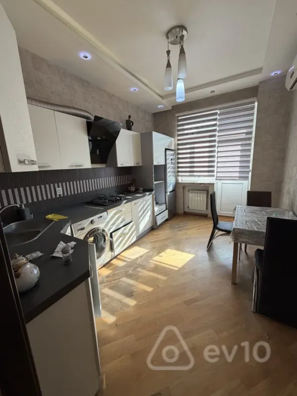 Kirayə verilir 4 otaqlı yeni tikili 140 m²