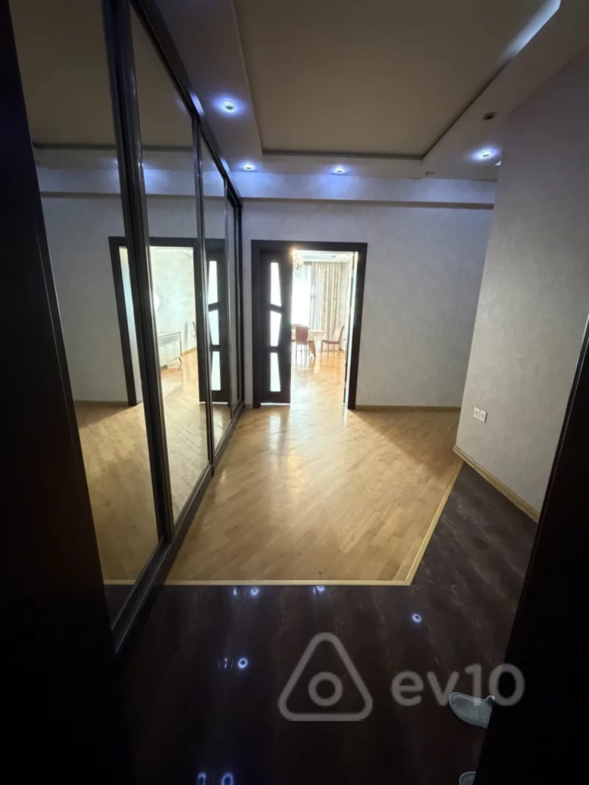 Kirayə verilir 4 otaqlı yeni tikili 140 m²