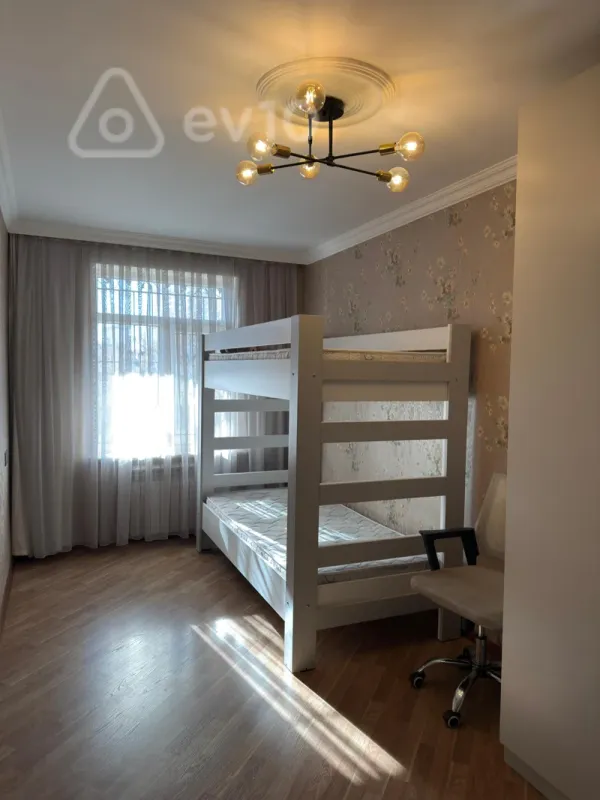 Kirayə verilir 3 otaqlı köhnə tikili 85 m²