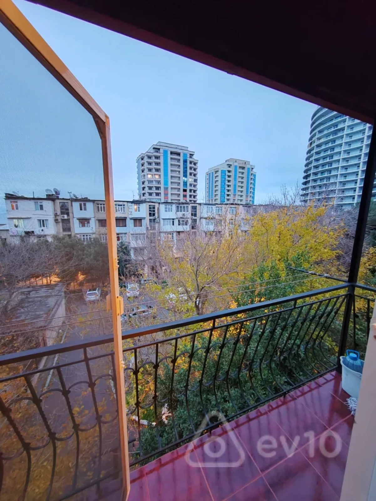 Satılır 2 otaqlı köhnə tikili 61 m²