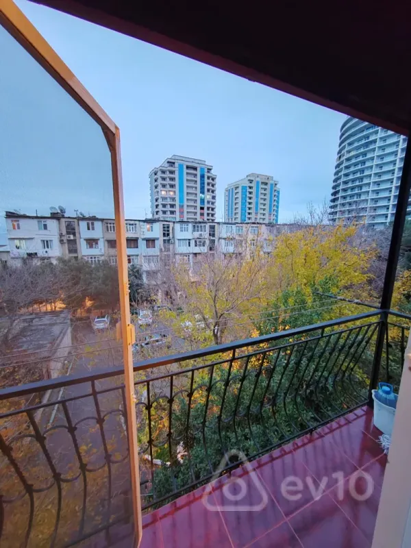 Satılır 2 otaqlı köhnə tikili 61 m²