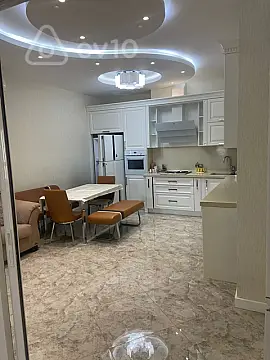 Kirayə verilir 4 otaqlı yeni tikili 200 m²