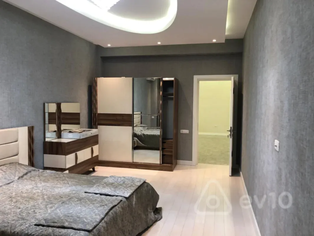 Kirayə verilir 4 otaqlı yeni tikili 200 m²