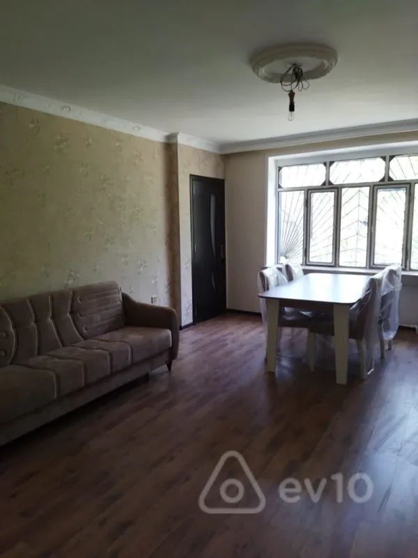 Kirayə verilir 2 otaqlı köhnə tikili 70 m²
