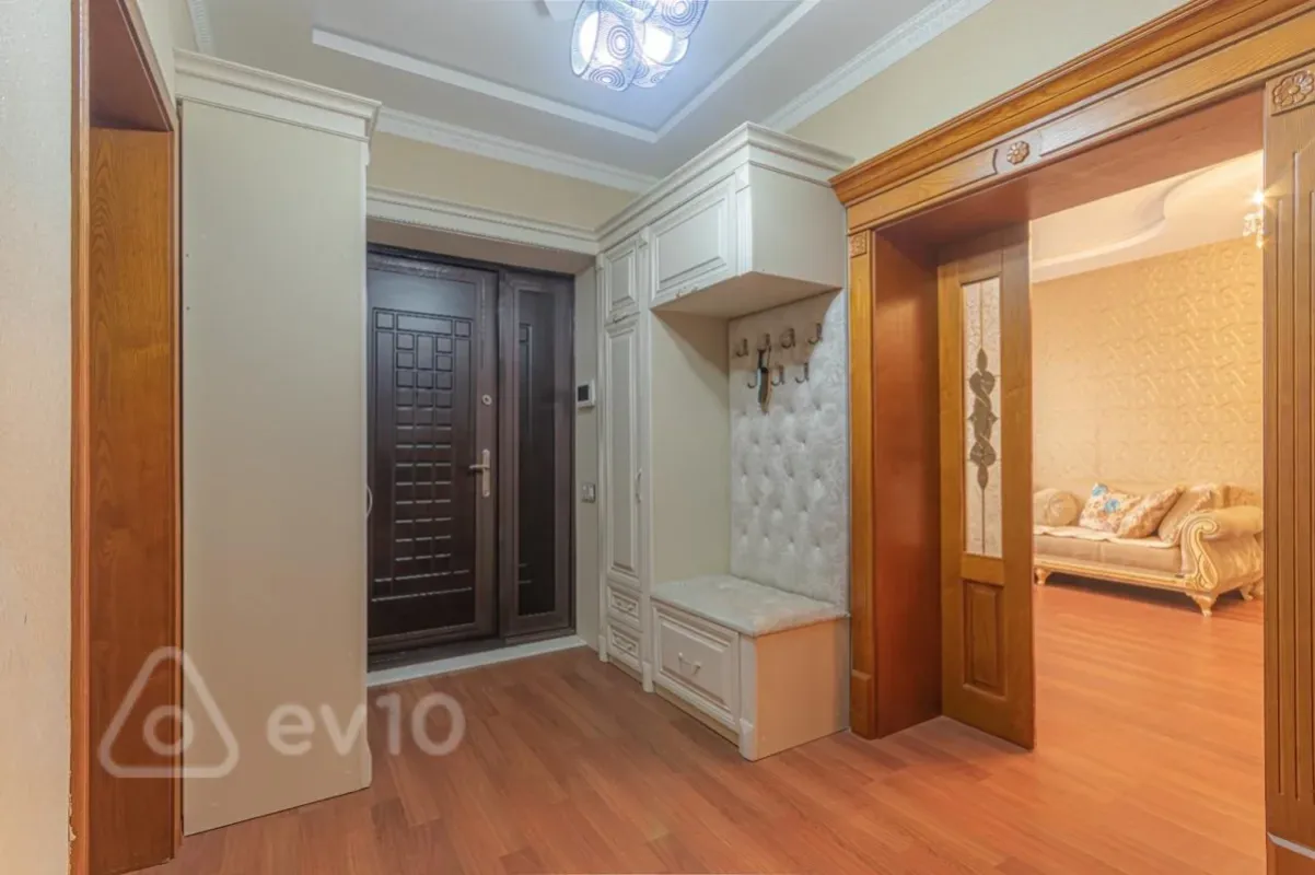 Satılır 4 otaqlı həyət evi 200 m²