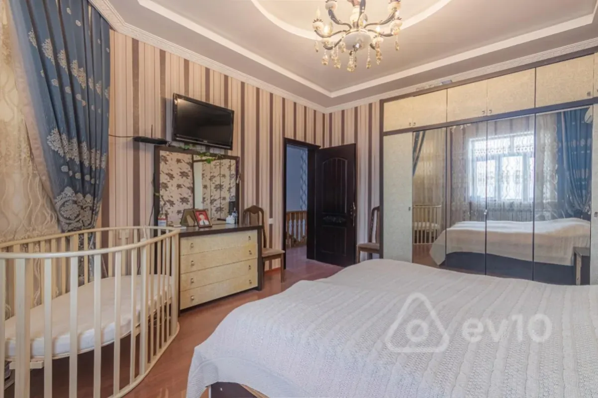 Satılır 4 otaqlı həyət evi 200 m²