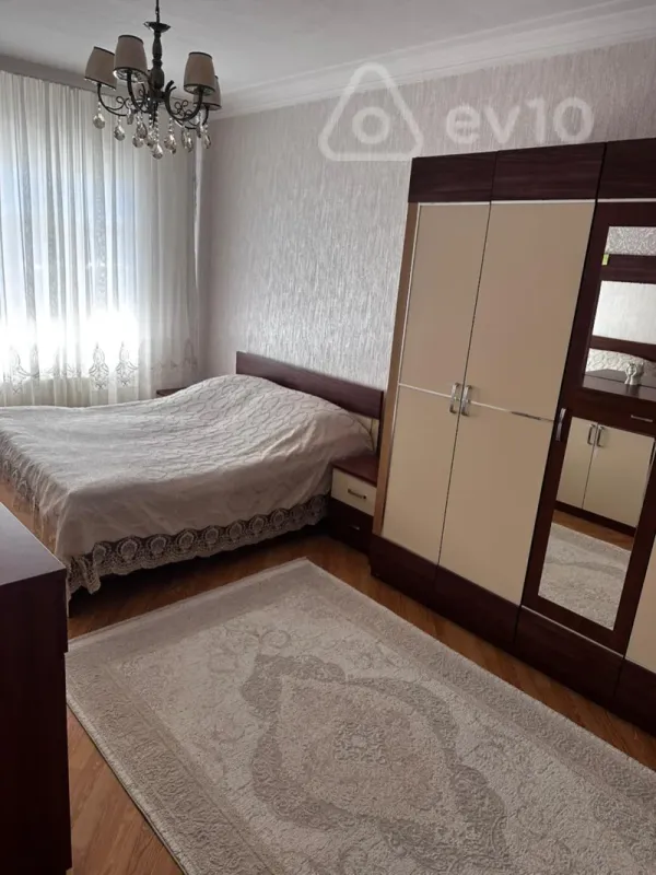 Satılır 4 otaqlı köhnə tikili 110 m²