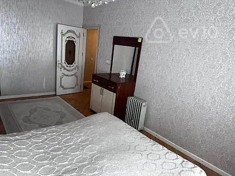 Satılır 4 otaqlı köhnə tikili 110 m²