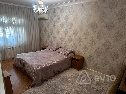 Satılır 4 otaqlı köhnə tikili 110 m²