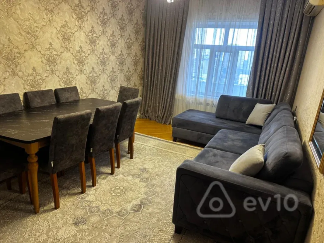 Satılır 4 otaqlı köhnə tikili 110 m²