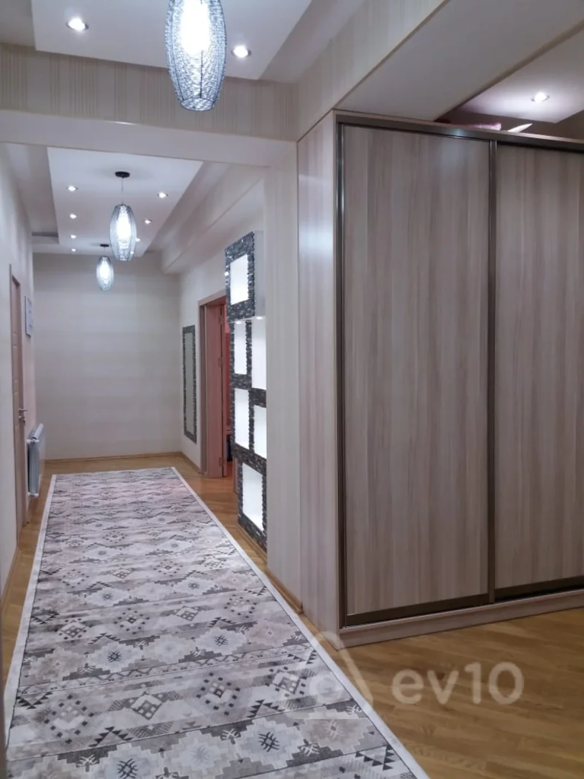 Kirayə verilir 3 otaqlı yeni tikili 137 m²