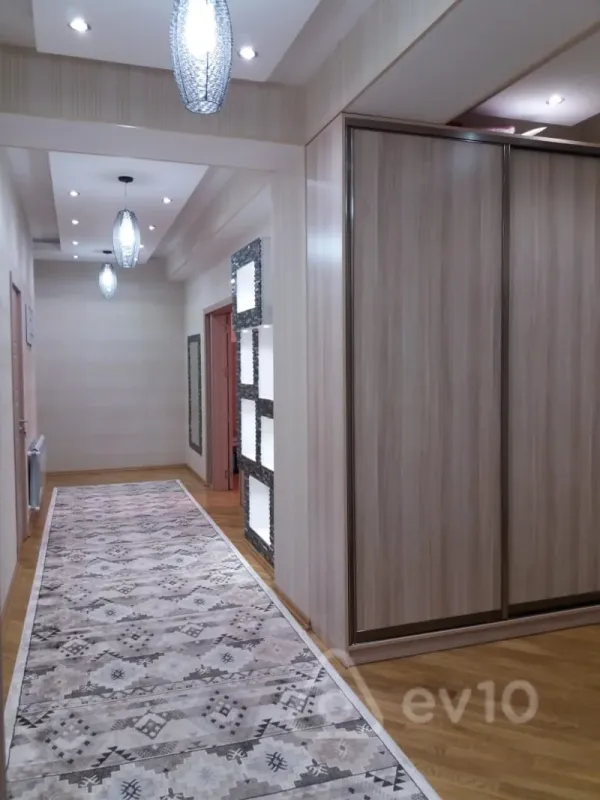 Kirayə verilir 3 otaqlı yeni tikili 137 m²