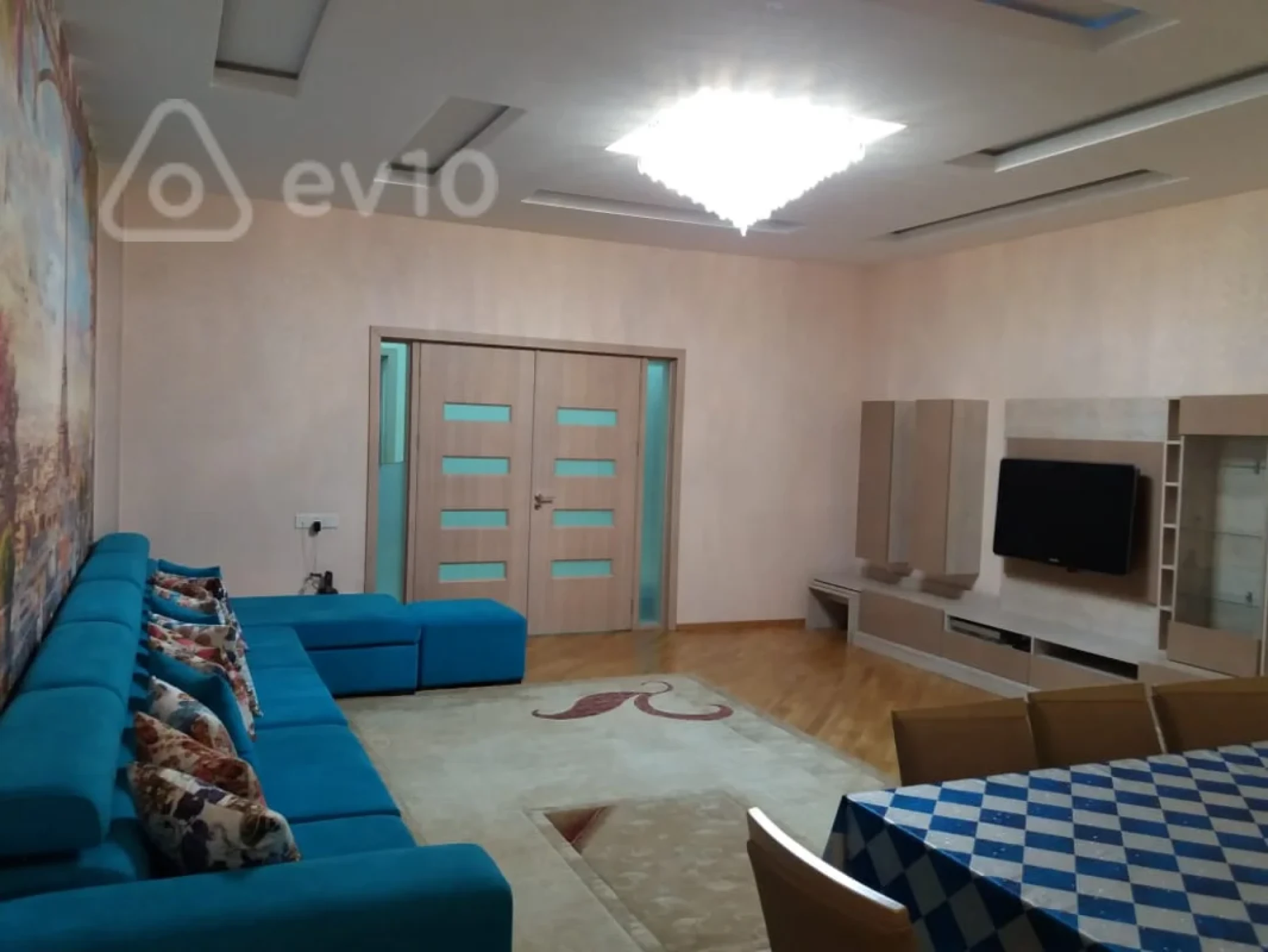 Kirayə verilir 3 otaqlı yeni tikili 137 m²