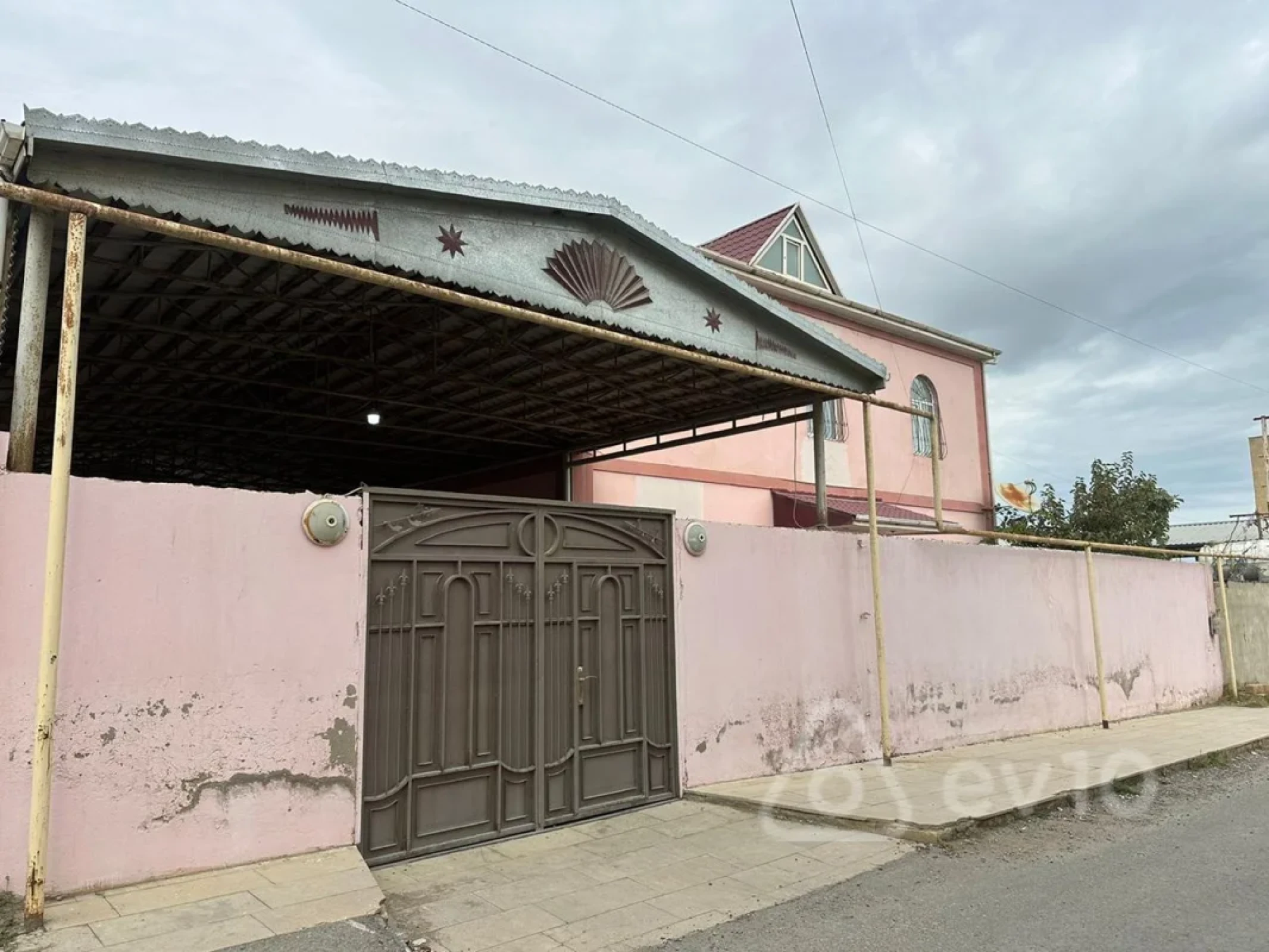 Satılır 6 otaqlı həyət evi 280 m²