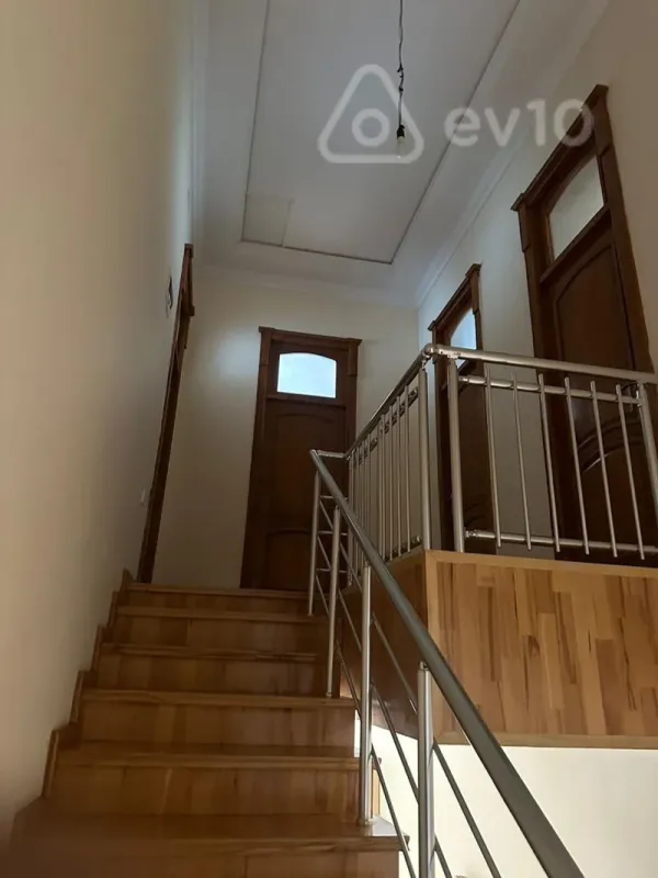 Satılır 6 otaqlı həyət evi 280 m²