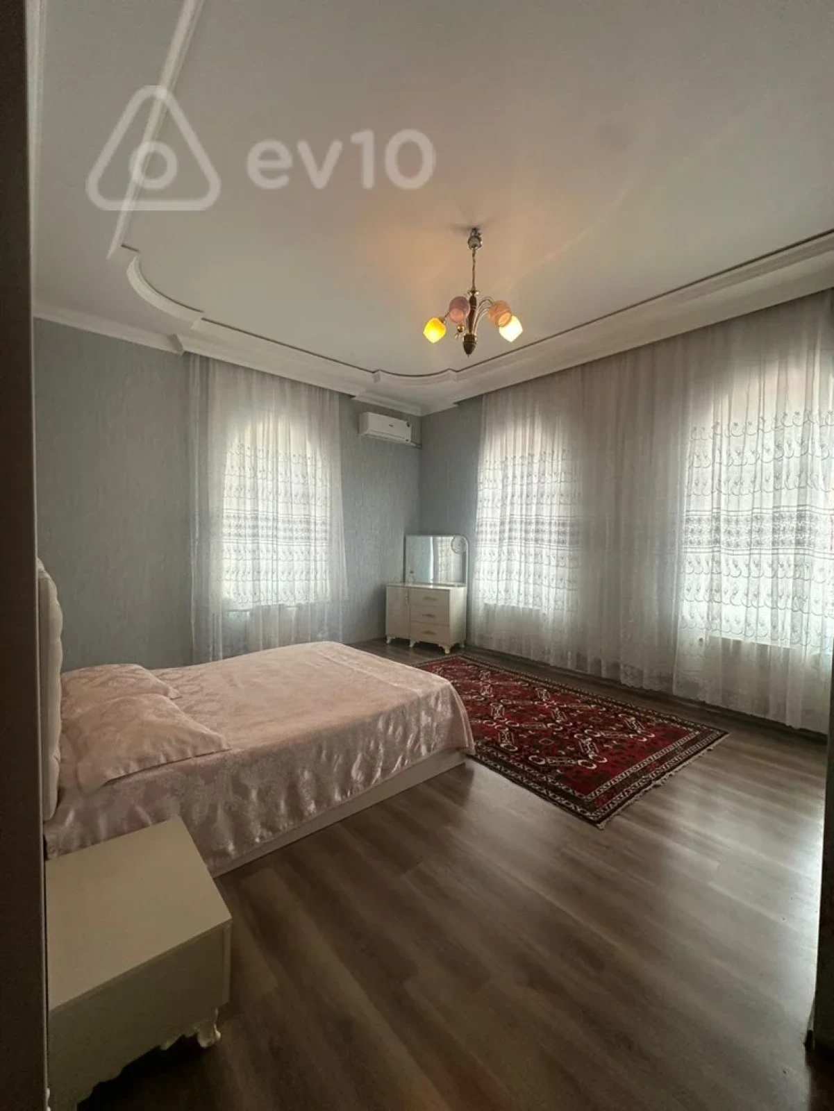 Satılır 6 otaqlı həyət evi 280 m²