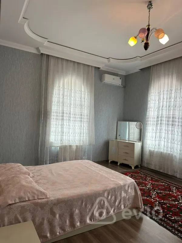 Satılır 6 otaqlı həyət evi 280 m²