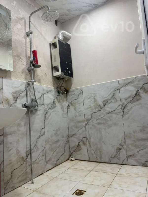 Kirayə verilir 2 otaqlı köhnə tikili 60 m²