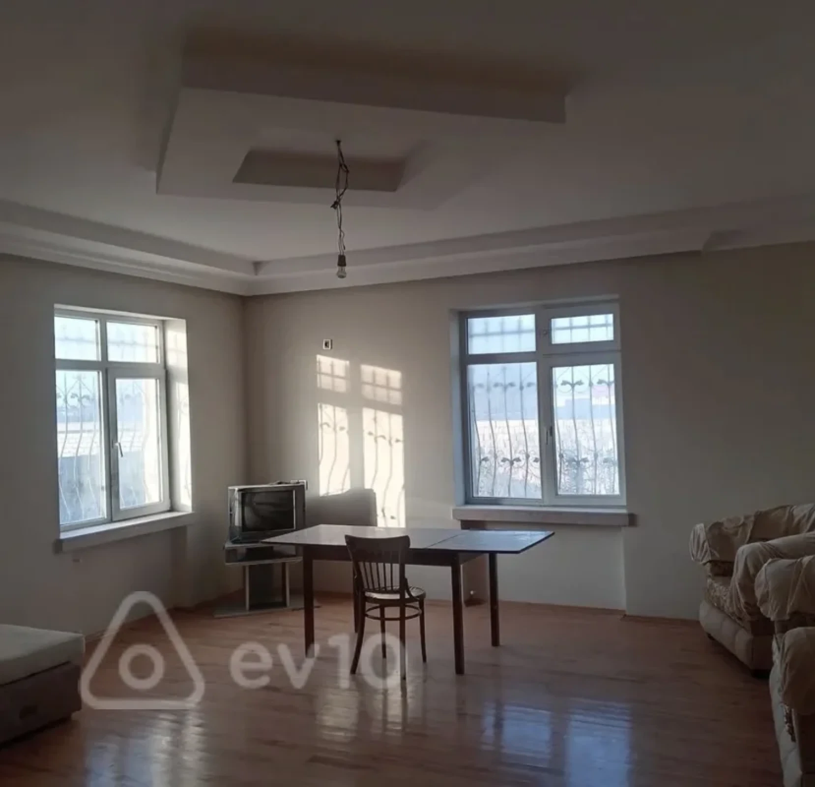 Satılır 8 otaqlı həyət evi 6 m²