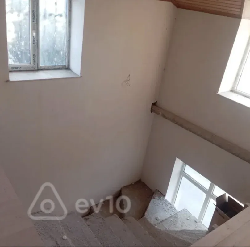 Satılır 8 otaqlı həyət evi 6 m²