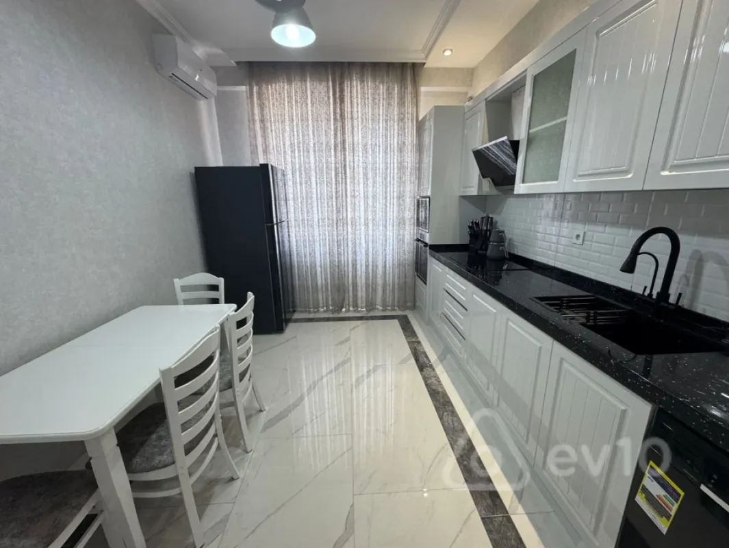 Kirayə verilir 3 otaqlı yeni tikili 130 m²