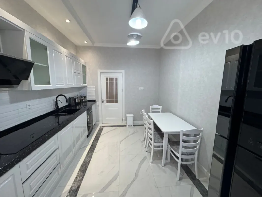 Kirayə verilir 3 otaqlı yeni tikili 130 m²