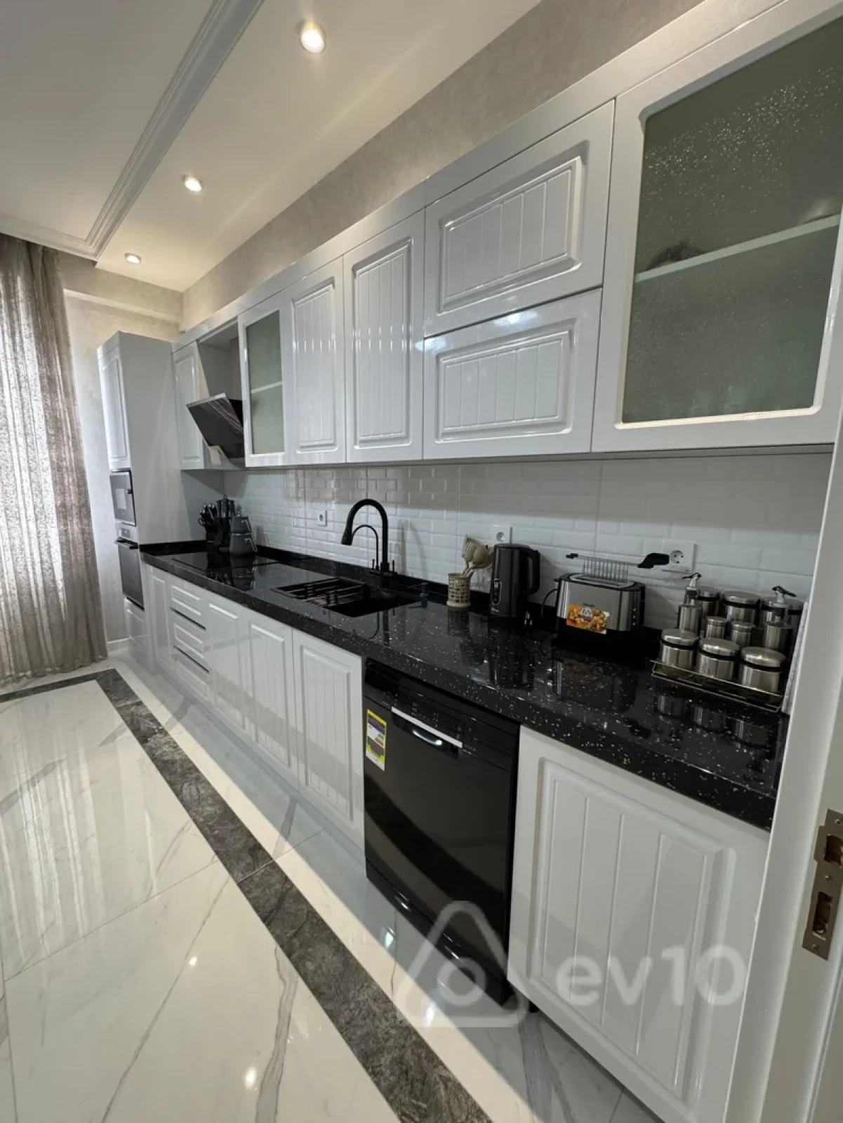 Kirayə verilir 3 otaqlı yeni tikili 130 m²
