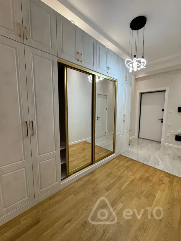 Kirayə verilir 3 otaqlı yeni tikili 130 m²