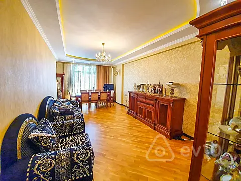 Kirayə verilir 3 otaqlı yeni tikili 150 m²