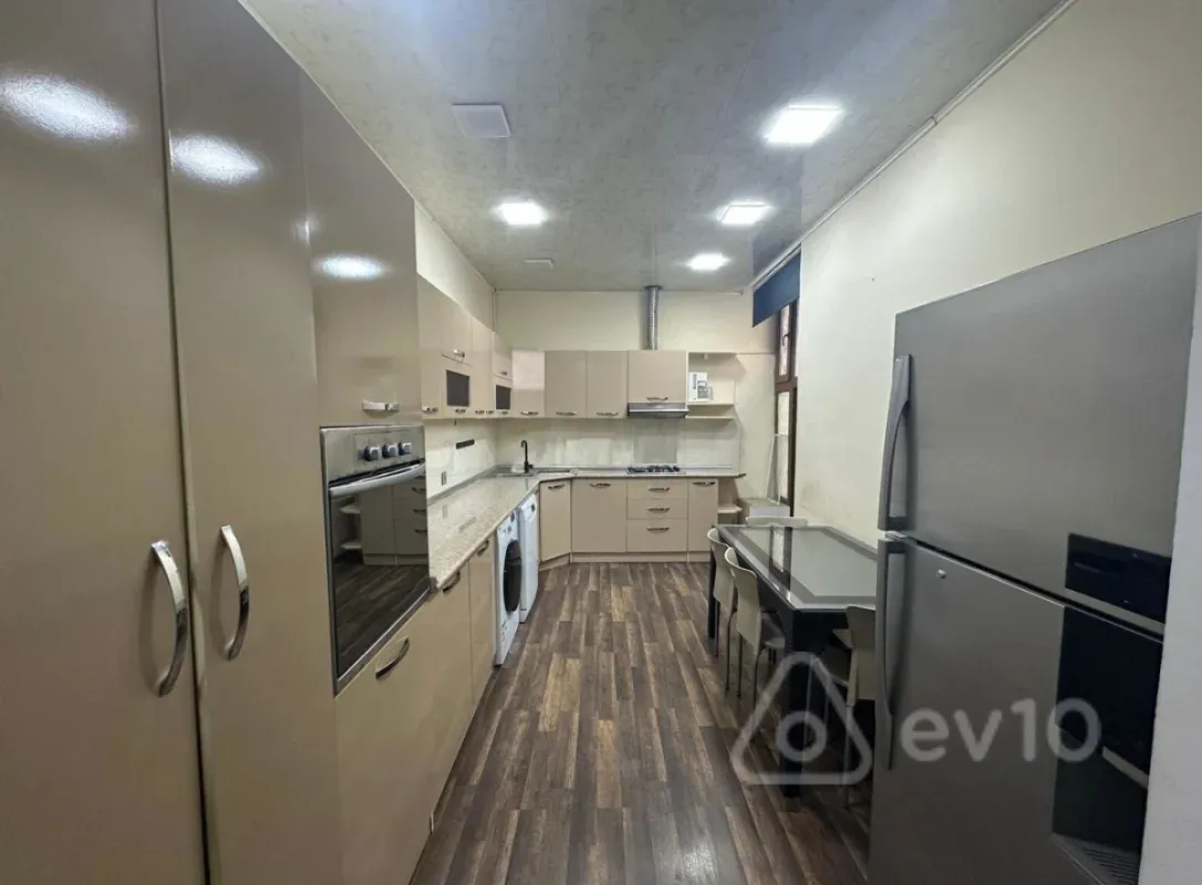 Kirayə verilir mənzil 320 m²