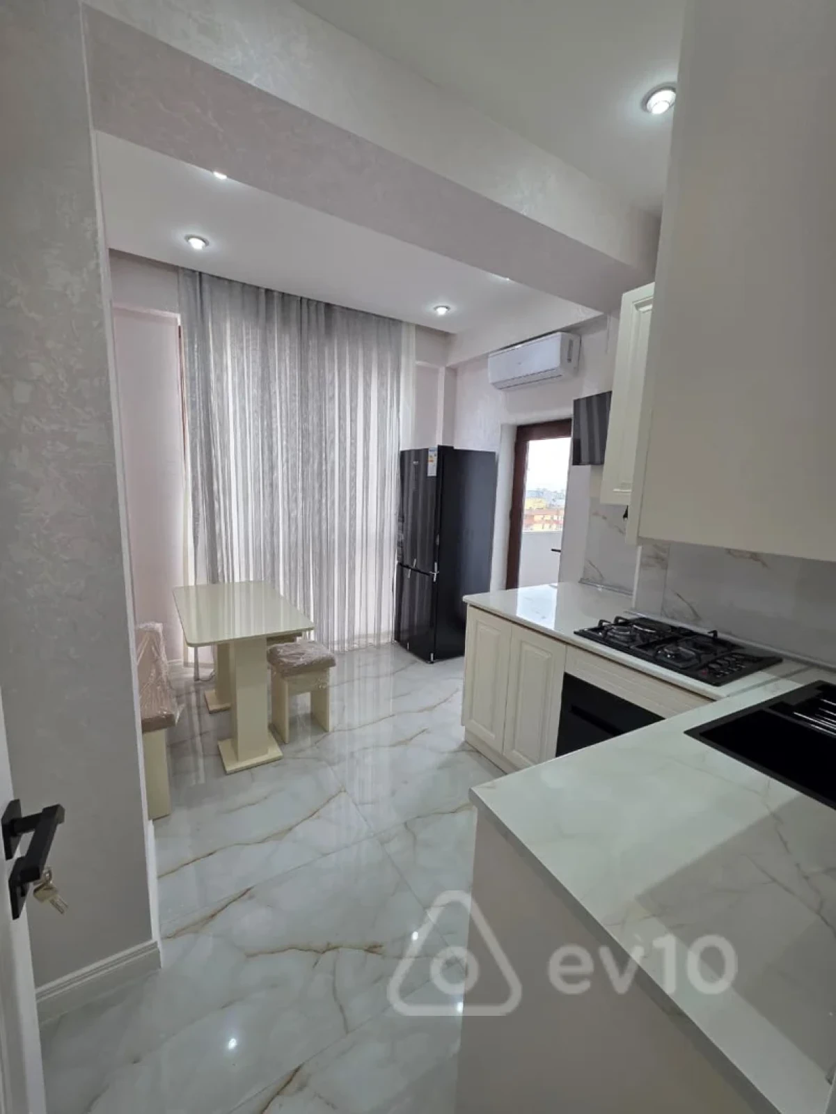 Kirayə verilir 2 otaqlı yeni tikili 75 m²