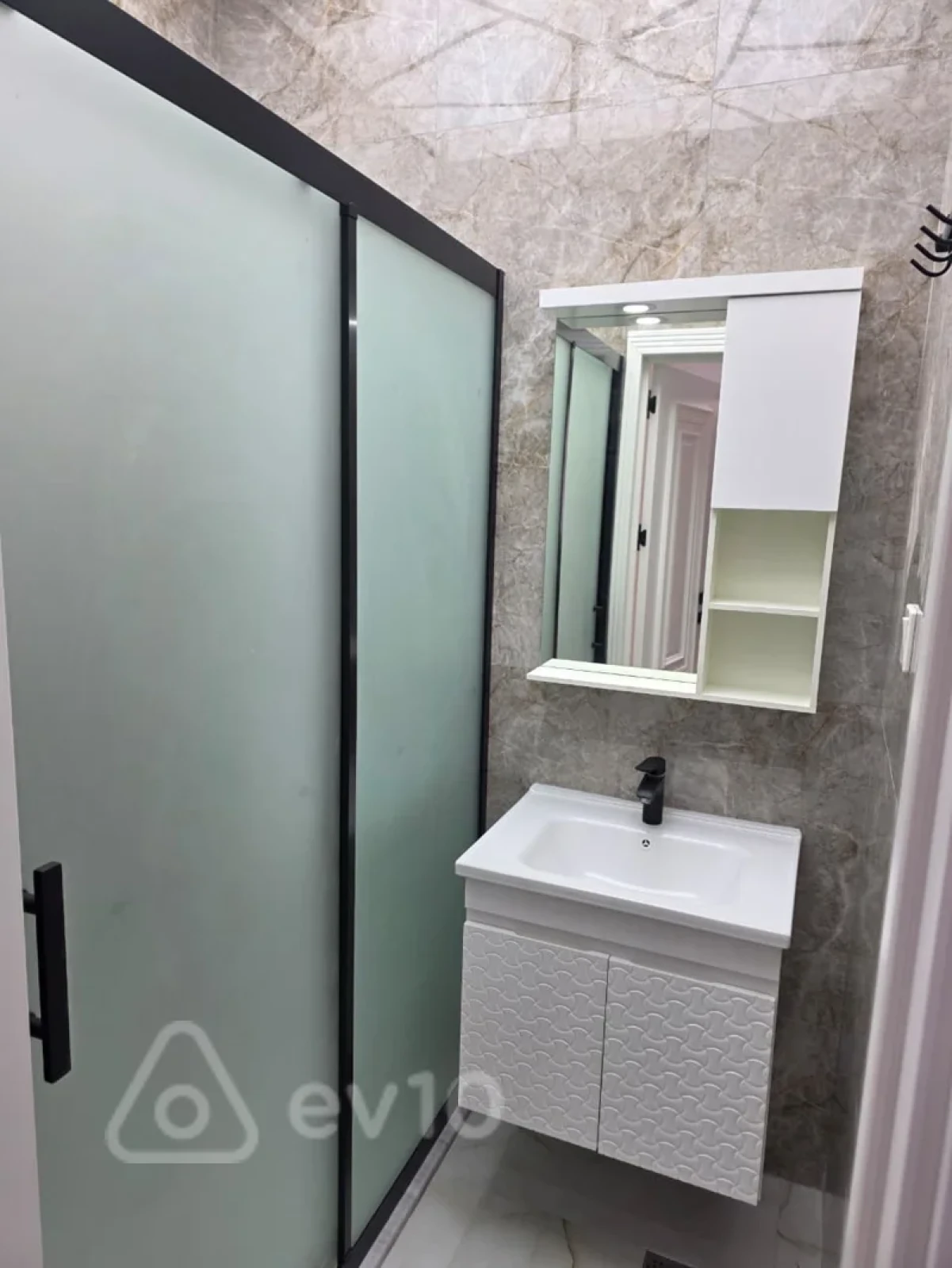 Kirayə verilir 2 otaqlı yeni tikili 75 m²