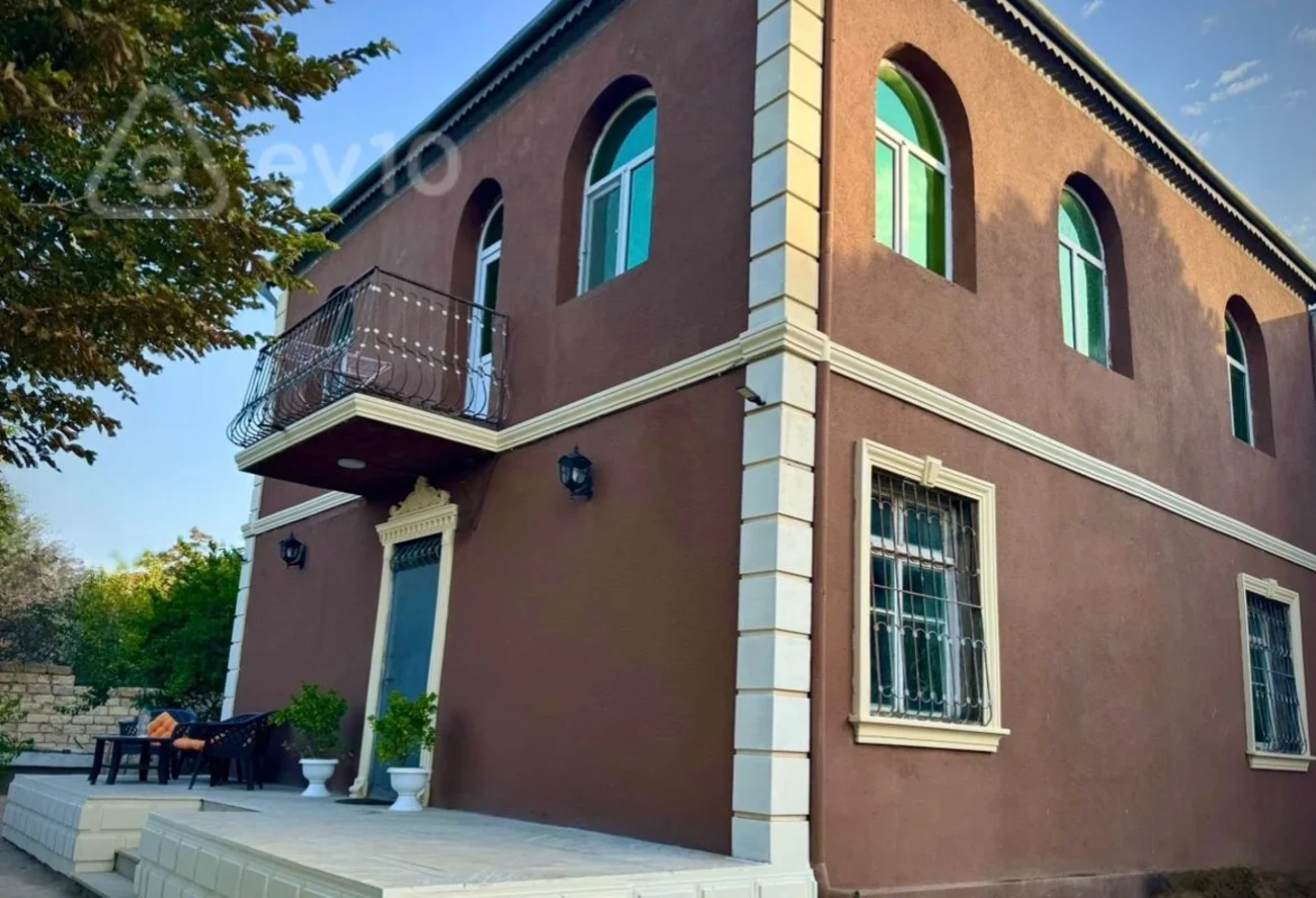 Satılır 5 otaqlı həyət evi 180 m²