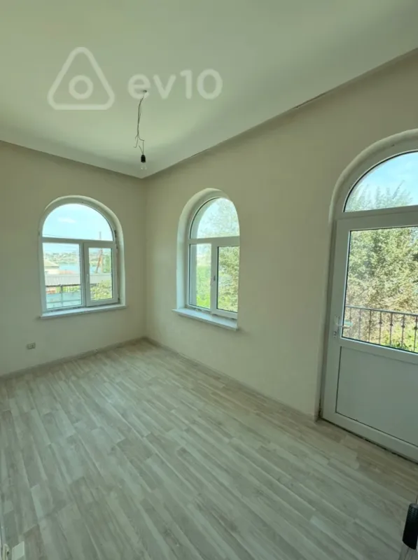 Satılır 5 otaqlı həyət evi 180 m²
