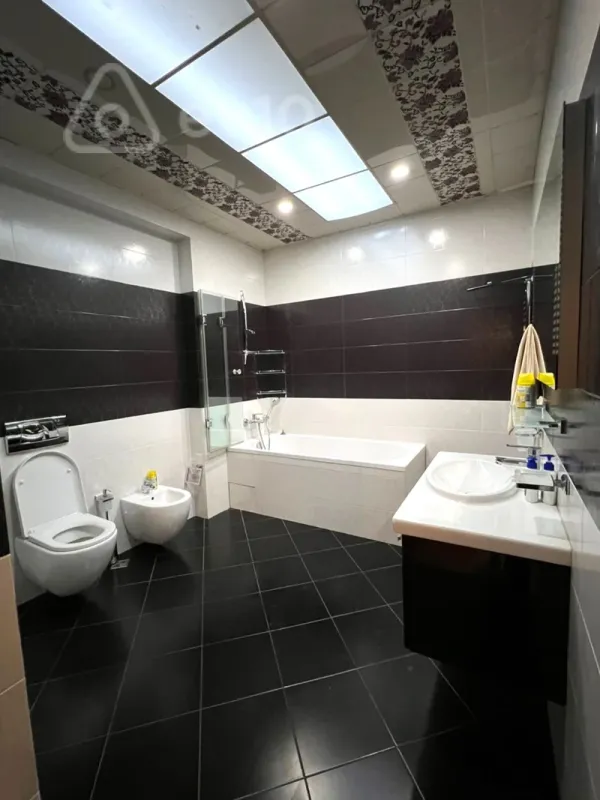 Kirayə verilir 3 otaqlı yeni tikili 138 m²